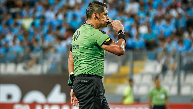 Michael Espinoza fue el árbitro principal del partido entre Sporting Cristal y Alianza Lima. (Foto: Conar)