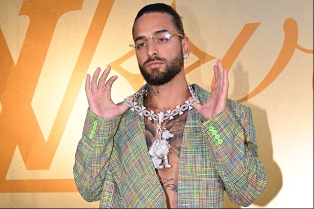 El cantante colombiano Maluma posa para una sesión fotográfica en el desfile Primavera-Verano 2024 de Louis Vuitton Menswear como parte de la Semana de la Moda de París, en el centro de París, el 20 de junio de 2023 (Foto: Stefano Rellandini / AFP)