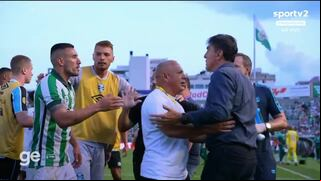 ¡Un ring de box! Gustavo Quinteros fue expulsado por agredir a jugador en el Gremio vs. Juventude