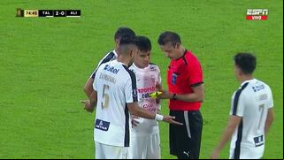 ¡Otro expulsado más! Tarjeta roja para Carlos Zambrano en el 0-2 del Alianza Lima vs Talleres